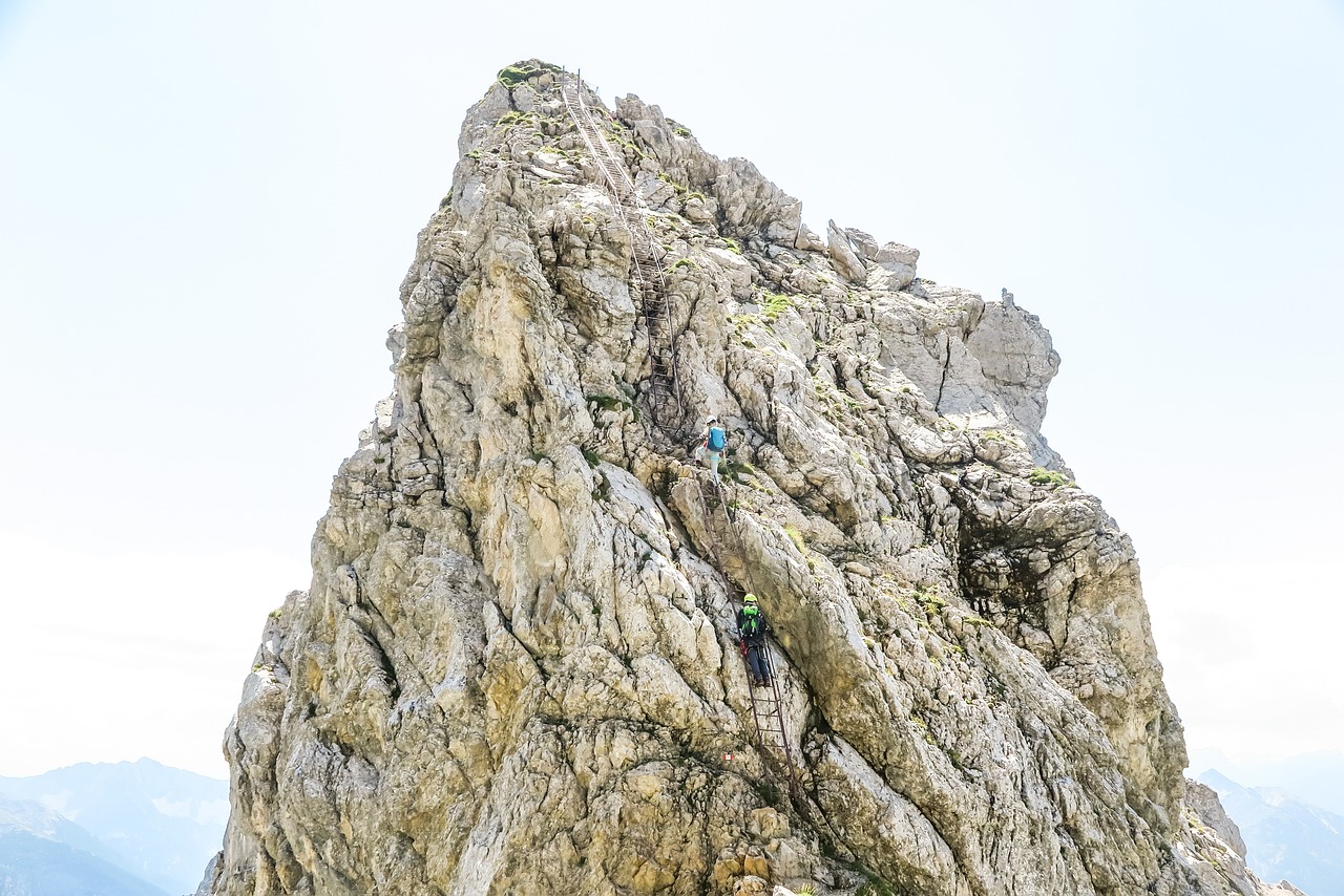 山东大哥重庆倒立登山挑战，勇气与毅力的完美融合